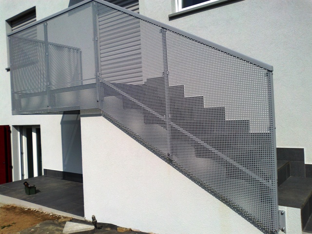 Scala_in_lamiera_forata