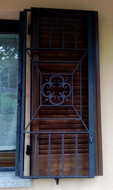inferriata_apribile_con_elemento_decorativo